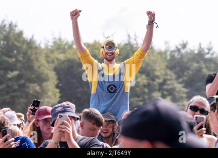 Nachtschwärmer während des Leeds Festival 2022 im Bramham Park in Leeds. Bilddatum: Sonntag, 28. August 2022. Stockfoto