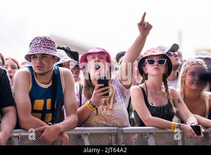 Nachtschwärmer während des Leeds Festival 2022 im Bramham Park in Leeds. Bilddatum: Sonntag, 28. August 2022. Stockfoto