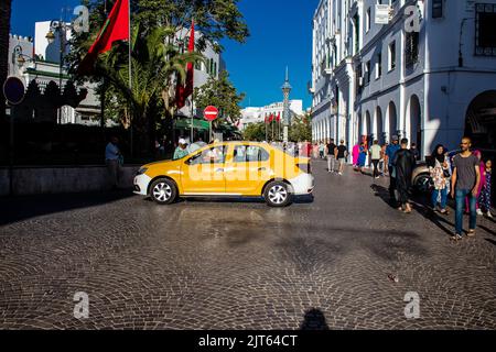 Tetouan, Marokko - 17. August 2022 Taxi fährt durch die Straßen von Tetouan während des Coronavirus-Ausbruchs trifft Marokko, trägt eine Maske ist mand Stockfoto