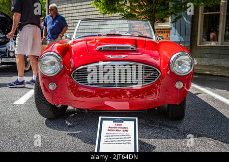 Highlands, NC - 11. Juni 2022: Low-Perspective-Vorderansicht eines Austin Healey 3000 Mk1 BN7 Cabrio Coupés aus dem Jahr 1960 auf einer lokalen Automobilmesse. Stockfoto