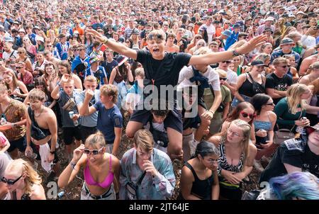 Nachtschwärmer während des Leeds Festival 2022 im Bramham Park in Leeds. Bilddatum: Sonntag, 28. August 2022. Stockfoto