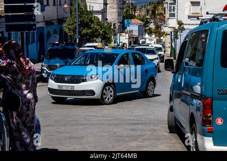 Tetouan, Marokko - 17. August 2022 Taxi fährt durch die Straßen von Tetouan während des Coronavirus-Ausbruchs trifft Marokko, trägt eine Maske ist mand Stockfoto