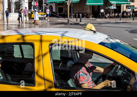 Tetouan, Marokko - 17. August 2022 Taxi fährt durch die Straßen von Tetouan während des Coronavirus-Ausbruchs trifft Marokko, trägt eine Maske ist mand Stockfoto