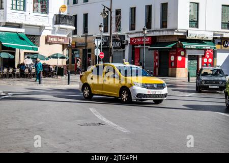 Tetouan, Marokko - 17. August 2022 Taxi fährt durch die Straßen von Tetouan während des Coronavirus-Ausbruchs trifft Marokko, trägt eine Maske ist mand Stockfoto