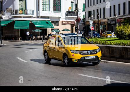 Tetouan, Marokko - 17. August 2022 Taxi fährt durch die Straßen von Tetouan während des Coronavirus-Ausbruchs trifft Marokko, trägt eine Maske ist mand Stockfoto