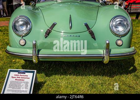 Highlands, NC - 10. Juni 2022: Low Perspective Frontansicht eines Porsche Typ 540 America Roadsters aus dem Jahr 1952 auf einer lokalen Automobilmesse. Stockfoto
