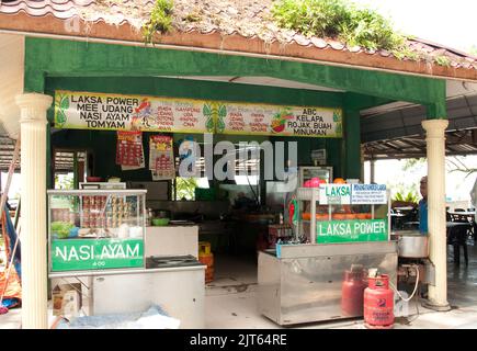 Essensstand am Straßenrand, Batu Ferringhi, Penang, Malaysia, Asien. Malaysier lieben Essen und hier werden einige der beliebtesten Gerichte angepriesen, Stockfoto