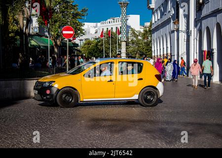 Tetouan, Marokko - 17. August 2022 Taxi fährt durch die Straßen von Tetouan während des Coronavirus-Ausbruchs trifft Marokko, trägt eine Maske ist mand Stockfoto