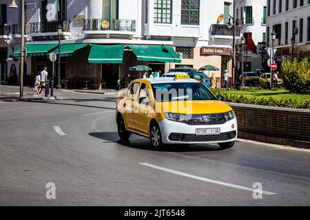 Tetouan, Marokko - 17. August 2022 Taxi fährt durch die Straßen von Tetouan während des Coronavirus-Ausbruchs trifft Marokko, trägt eine Maske ist mand Stockfoto