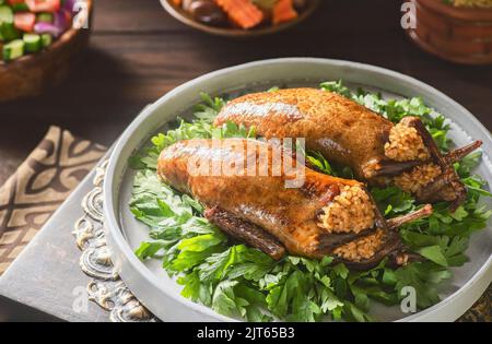 Arabische Küche, traditionelle ägyptische gefüllte Tauben oder Hamam Mahshi-Gericht. Nahaufnahme mit Kopierbereich. Stockfoto