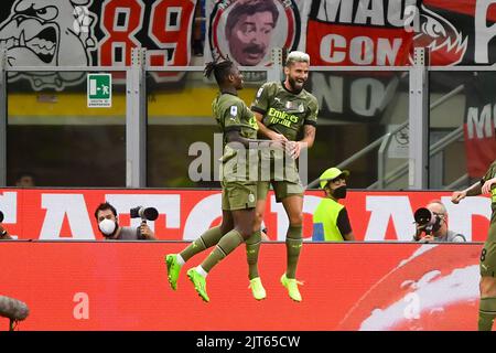 Foto Claudio Grassi/LaPresse 27 Agosto 2022 - Milano, Italia - Sport, calcio - Milan vs Bologna - Campionato italiano di calcio Serie A Tim 2022/2023 - Stadio Giuseppe Meazza. Nella foto: Olivier Giroud esultanza dopo il gol 2-0 con Rafael Leao 27. August 2022 Mailand, Italien - Sport, calcio - AC Milan vs Bologna FC 1909 - Italienische Serie A Tim Fußballmeisterschaft 2022/2023 - Giuseppe Meazza Stadion. Im Bild: Olivier Giroud feiert nach einem Tor von 2-0 mit Rafael Leao Stockfoto