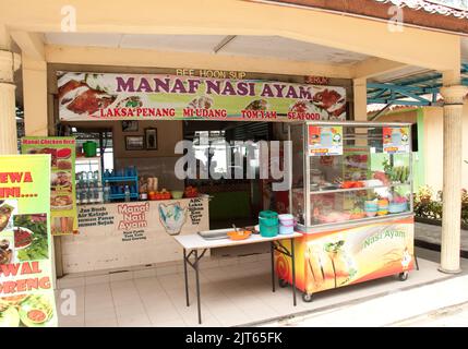 Imbissstand am Straßenrand, Batu Ferringhi, Penang, Malaysia, Asien. Malaysier lieben Essen und hier werden einige der beliebtesten Gerichte beworben, z.B. La Stockfoto