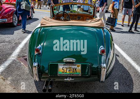 Highlands, NC - 10. Juni 2022: Hochperspektivische Rückansicht eines 1953 Jaguar XK120 Drophead Coupés auf einer lokalen Automobilmesse. Stockfoto