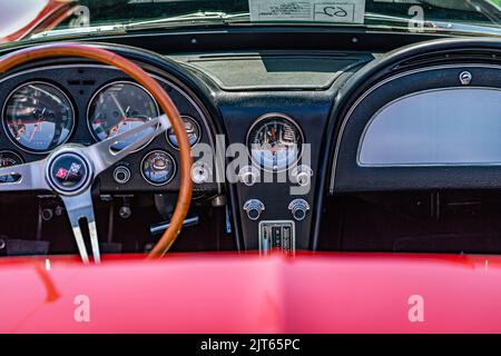 Statesboro, GA - 17. Mai 2014: Dashboard-Details eines 1966 Chevrolet Corvette Sting Ray Cabriolets. Stockfoto