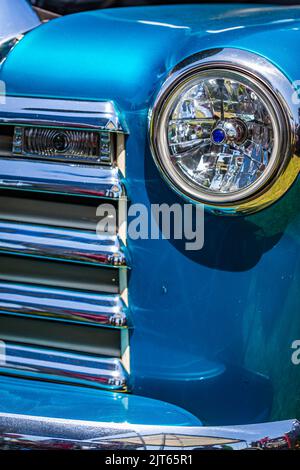 Statesboro, GA - 17. Mai 2014: Nahaufnahme der Scheinwerferbaugruppe und Details zum Kühlergrill bei einem Chevrolet Advance Design 3100 Pick aus dem Jahr 1951 Stockfoto