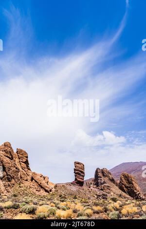 Panoramablick auf den Vulkan Teide an einem blauen Himmel im Sommer - el Teide ist der Vulkan der Insel Teneriffa Stockfoto