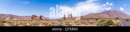 Panoramablick auf den Vulkan Teide an einem blauen Himmel im Sommer - el Teide ist der Vulkan der Insel Teneriffa Stockfoto