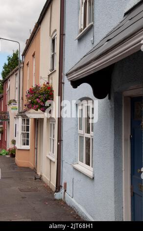 The High Street, Thornbury, Gloucestershire, Großbritannien. Hübsch bemalte Häuser entlang einer der Hauptstraßen in Thornbury, einer Marktstadt im Süden von Glouceste Stockfoto