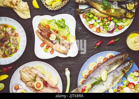 Während des Sham el-Nessim-Festivals werden mediterrane Speisen, traditionelle ägyptische geräucherte Heringe und gesalzener Fisch, Feseekh, gegessen. Stockfoto