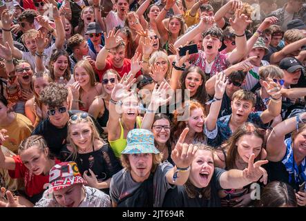 Nachtschwärmer während des Leeds Festival 2022 im Bramham Park in Leeds. Bilddatum: Sonntag, 28. August 2022. Stockfoto