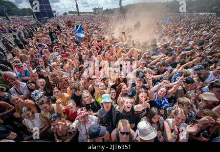 Nachtschwärmer während des Leeds Festival 2022 im Bramham Park in Leeds. Bilddatum: Sonntag, 28. August 2022. Stockfoto