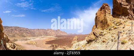 Panoramablick auf den Vulkan Teide an einem blauen Himmel im Sommer - el Teide ist der Vulkan der Insel Teneriffa Stockfoto