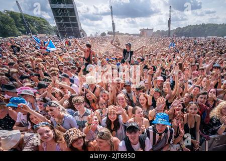 Nachtschwärmer während des Leeds Festival 2022 im Bramham Park in Leeds. Bilddatum: Sonntag, 28. August 2022. Stockfoto