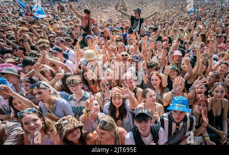 Nachtschwärmer während des Leeds Festival 2022 im Bramham Park in Leeds. Bilddatum: Sonntag, 28. August 2022. Stockfoto