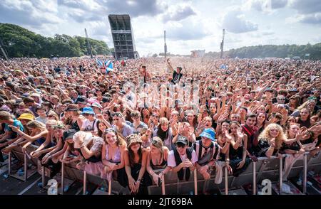 Nachtschwärmer während des Leeds Festival 2022 im Bramham Park in Leeds. Bilddatum: Sonntag, 28. August 2022. Stockfoto