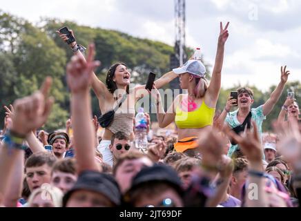 Nachtschwärmer während des Leeds Festival 2022 im Bramham Park in Leeds. Bilddatum: Sonntag, 28. August 2022. Stockfoto