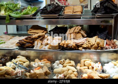 Imbissstand, Einkaufszentrum, Gurney Plaza, Georgetown, Penang, Malaysia, Asien. Malaysia ist ein Einkaufsparadies, aber auch ein Lebensmittelparadies. Food Courts Stockfoto