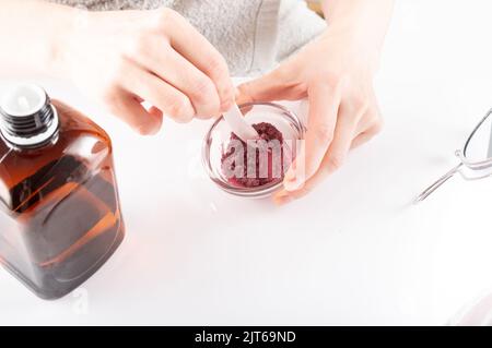 Heilkräuter und Glycerin vermischen. Erstellen Sie kosmetische Masken. Zutaten in einer Schüssel mischen. Make-up-Zutaten mischen. Stockfoto