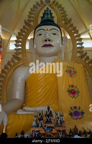 Buddha-Statue, Sakya Muni Buddha Gaya Buddhist Temple, Little India, Singapur. Großer sitzender Buddha mit orangefarbenen Roben. Stockfoto