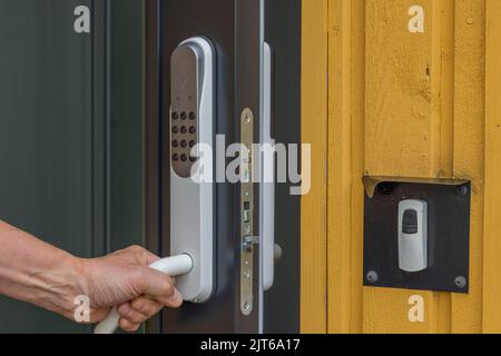Blick auf die Eingangstür mit digitaler Verriegelung. Schweden. Stockfoto