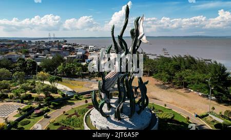 Luftaufnahme der Riesigen Hai- und Krokodilstatue als Symbol der Stadt Surabaya. Ein Wahrzeichen oder Denkmal als Ikone der Stadt Surabaya. East Ja Stockfoto