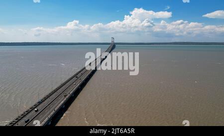 Luftaufnahme der Suramadu-Brücke, die die Inseln Java und Madura in Ost-Java verbindet. East Java, Indonesien, 28. August 2022 Stockfoto