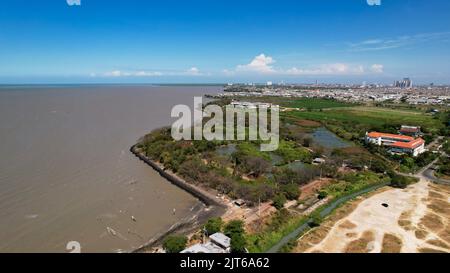 Luftaufnahme der Suramadu-Brücke, die die Inseln Java und Madura in Ost-Java verbindet. East Java, Indonesien, 28. August 2022 Stockfoto