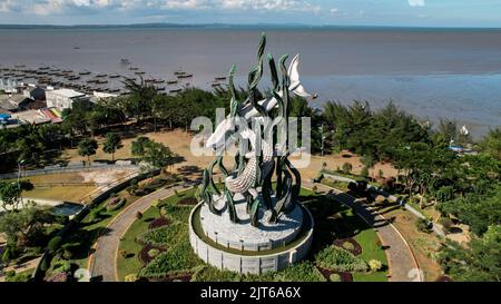 Luftaufnahme der Riesigen Hai- und Krokodilstatue als Symbol der Stadt Surabaya. Ein Wahrzeichen oder Denkmal als Ikone der Stadt Surabaya. East Ja Stockfoto