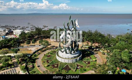 Luftaufnahme der Riesigen Hai- und Krokodilstatue als Symbol der Stadt Surabaya. Ein Wahrzeichen oder Denkmal als Ikone der Stadt Surabaya. East Ja Stockfoto