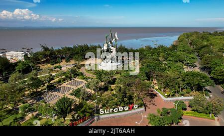 Luftaufnahme der Riesigen Hai- und Krokodilstatue als Symbol der Stadt Surabaya. Ein Wahrzeichen oder Denkmal als Ikone der Stadt Surabaya. East Ja Stockfoto