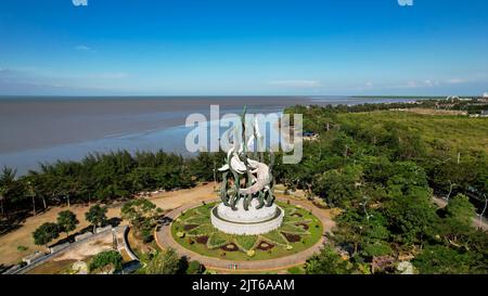 Luftaufnahme der Riesigen Hai- und Krokodilstatue als Symbol der Stadt Surabaya. Ein Wahrzeichen oder Denkmal als Ikone der Stadt Surabaya. East Ja Stockfoto