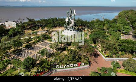 Luftaufnahme der Riesigen Hai- und Krokodilstatue als Symbol der Stadt Surabaya. Ein Wahrzeichen oder Denkmal als Ikone der Stadt Surabaya. East Ja Stockfoto