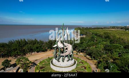 Luftaufnahme der Riesigen Hai- und Krokodilstatue als Symbol der Stadt Surabaya. Ein Wahrzeichen oder Denkmal als Ikone der Stadt Surabaya. East Ja Stockfoto