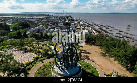 Luftaufnahme der Riesigen Hai- und Krokodilstatue als Symbol der Stadt Surabaya. Ein Wahrzeichen oder Denkmal als Ikone der Stadt Surabaya. East Ja Stockfoto