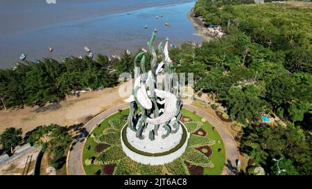 Luftaufnahme der Riesigen Hai- und Krokodilstatue als Symbol der Stadt Surabaya. Ein Wahrzeichen oder Denkmal als Ikone der Stadt Surabaya. East Ja Stockfoto