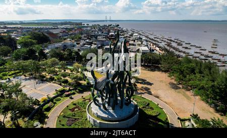 Luftaufnahme der Riesigen Hai- und Krokodilstatue als Symbol der Stadt Surabaya. Ein Wahrzeichen oder Denkmal als Ikone der Stadt Surabaya. East Ja Stockfoto