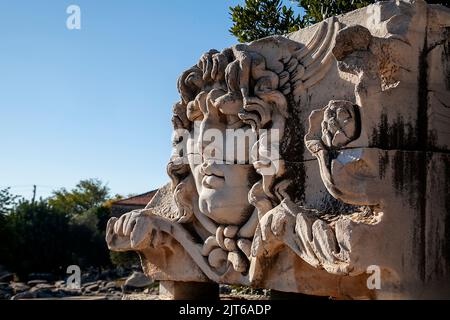 Ein aus Stein gemeißelter Medusa-Kopf aus Didyma, einem antiken griechischen Heiligtum an der Küste von Ionia im Gebiet der Stadt Milet. Apollo war der Hauptteil der dei Stockfoto