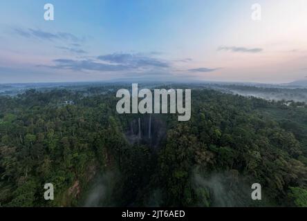 Luftaufnahme des Tumpak Sewu Wasserfalls und des Semeru Berges bei Sonnenaufgang in Lumajang. East Java, Indonesien, 28. August 2022 Stockfoto