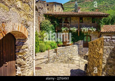 Häuser aus Stein und Holzbalkonen im Bergdorf Beget, Katalonien, Spanien. Stockfoto