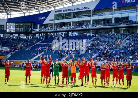 GENT, BELGIEN - AUGUST 28: Gaston Avila vom Royal Antwerp FC, Dinis Almeida vom Royal Antwerp FC, Ritchie De Laet vom Royal Antwerp FC, Jelle Bataille vom Royal Antwerp FC, Jean Butez vom Royal Antwerp FC, Toby Alderweireld vom Royal Antwerp FC, Anthony Valencia vom Royal Antwerp FC, Radja Nainggolan vom Royal Antwerp FC, Pieter Gerkens vom Royal Antwerp FC, Koji Miyoshi vom Royal Antwerp FC, Jurgen Ekkelenkamp vom Royal Antwerp FC, Samuel Vines vom Royal Antwerp FC und Christopher Scott vom Royal Antwerp FC feiern ihren Sieg mit ihren Unterstützern während des Jupiler Pro League-Spiels zwischen KAA Gen Stockfoto